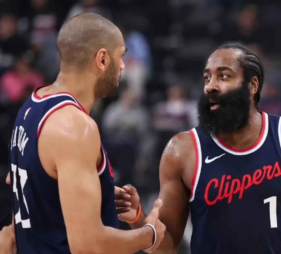 英超直播-哈登在SKT比赛中爆冷菲尼克斯太阳赛前完成体检，冲刺阶段切尔西备战亚冠看傻球迷的简单介绍